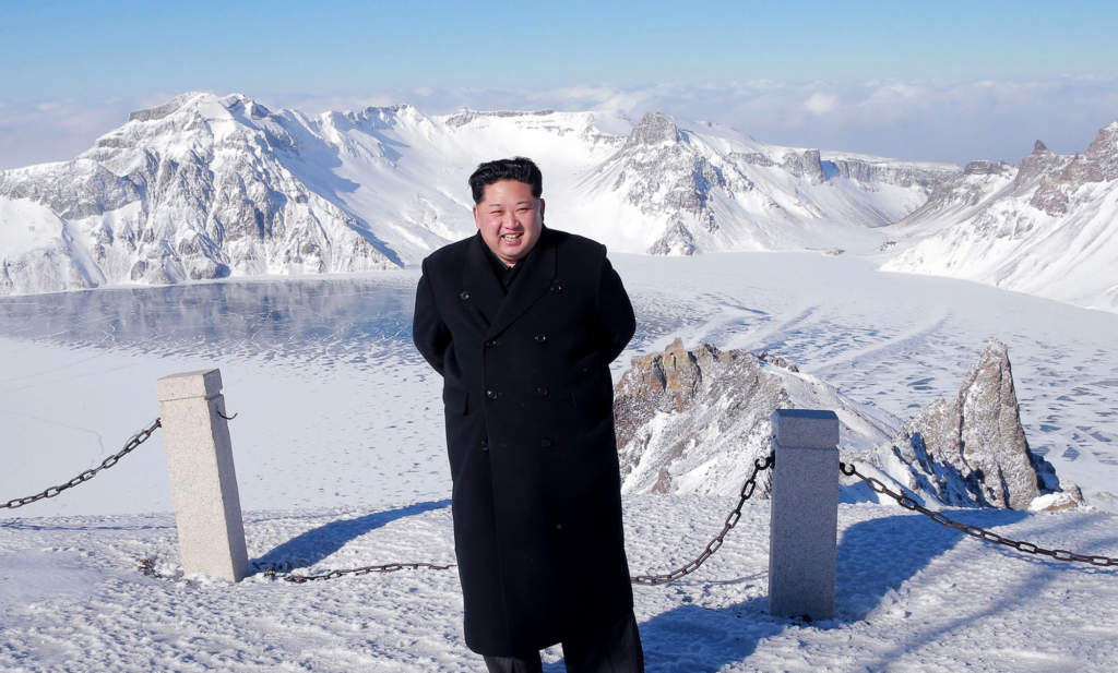 Kim Jong-Un på berget Paektu, Nordkoreas högsta topp, som ”den store efterträdaren” ska ha bestigit, enligt propagandan. Foto släppt av myndigheterna den 9 december 2017. Foto: KCNA/AFP
