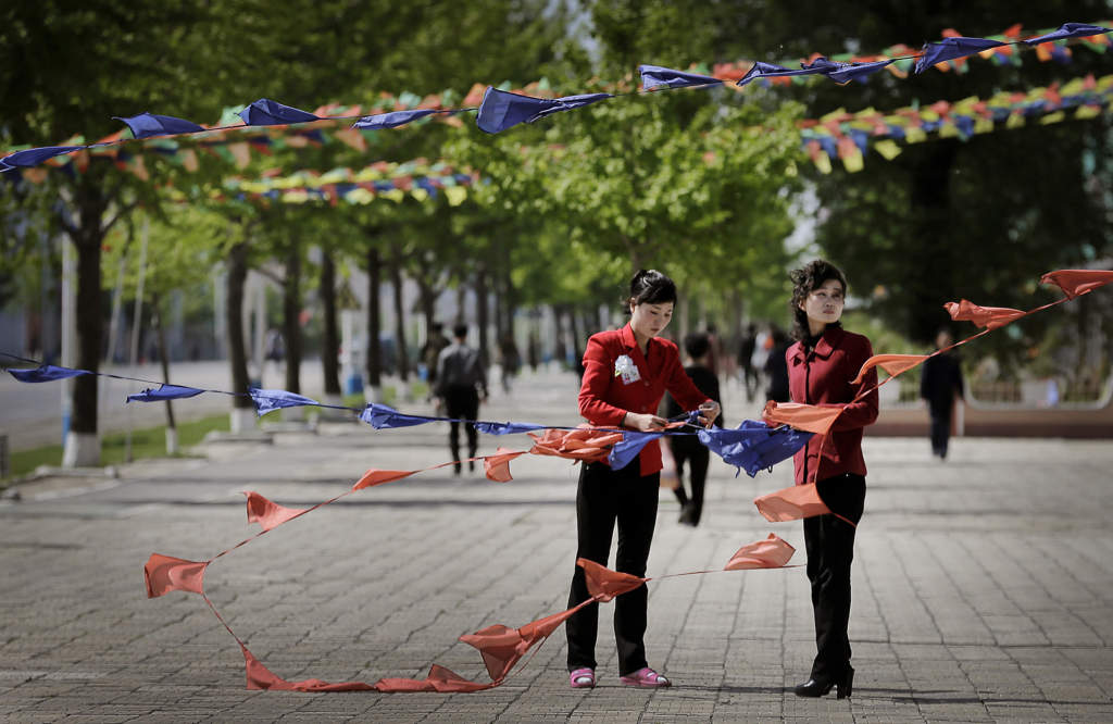 Kvinnor dekorerar centrala Pyongyang med flaggor, den 7 maj 2016. Foto: AP
