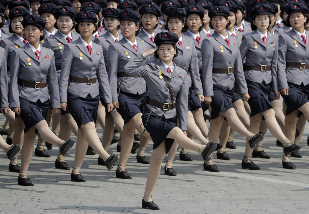 Uniformerade kvinnor marscherar under en parad i Pyongyang den 15 april 2017. Foto: AP