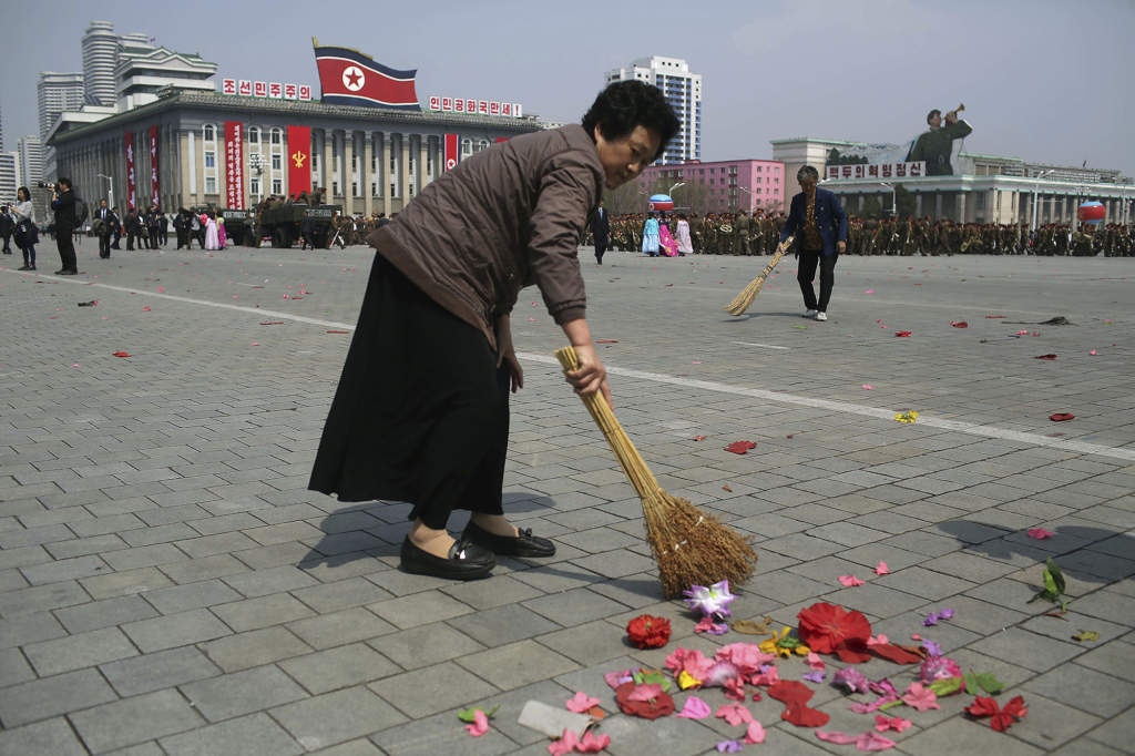 Kim Il-Sung-torget sopas rent efter den stora militärparaden den 15 april 2017. Foto: AP