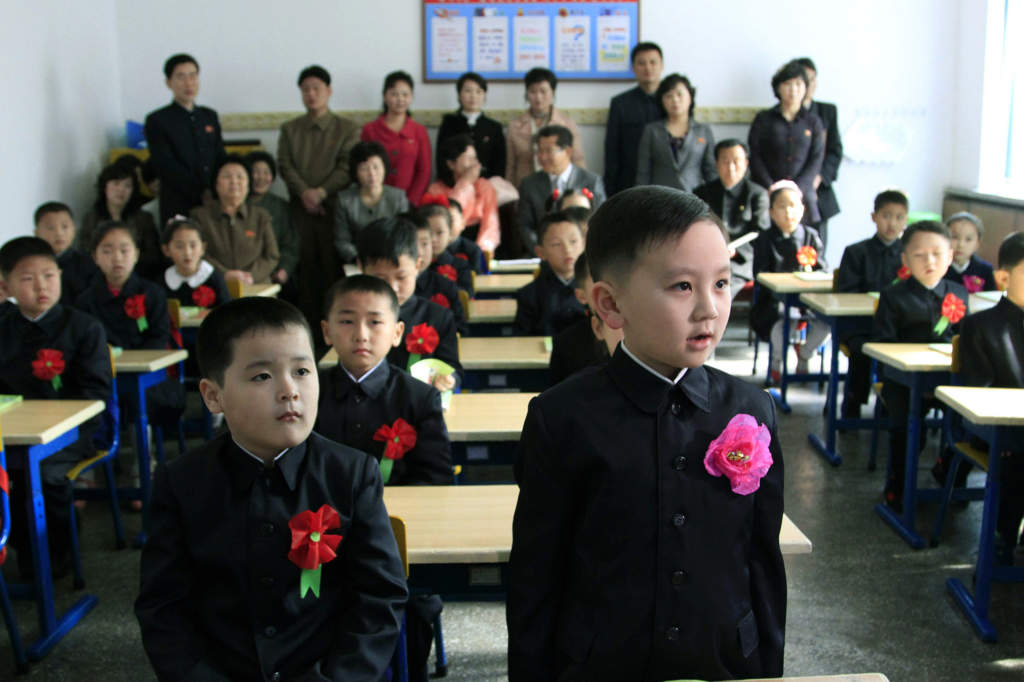 foto : jon chol jin : a student stands while answering his teacher's question as he and his new classmates participate in their first lesson at the pyongyang primary school no.4 while their parents watch in pyongyang, north korea, tuesday, april 1, 2014. schools throughout north korea began their first day of classes tuesday. (ap photo/jon chol jin)