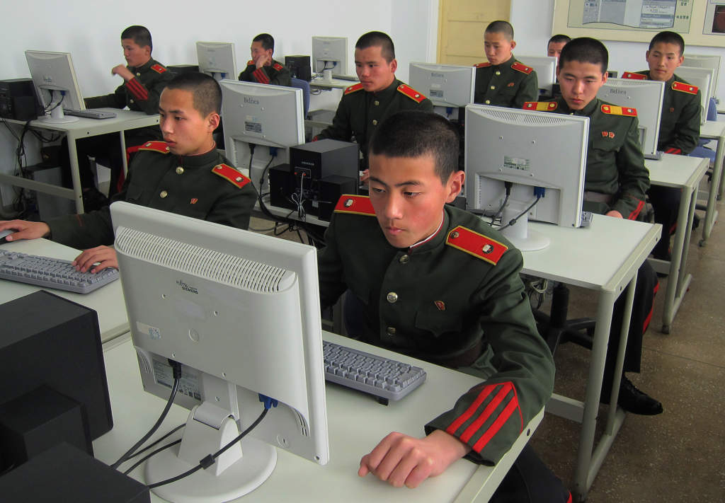 Studenter i Mangyongdaes revolutionära skola i Pyongyang arbetar med datorer, den 18 april 2013. Skolan drivs av militären startades ursprungligen 1947 för barn som förlorat sina föräldrar under befrielsekriget. Foto: AP