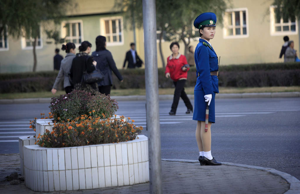 En nordkoreansk trafikpolis på sin post, den 22 oktober 2014. Foto: AP