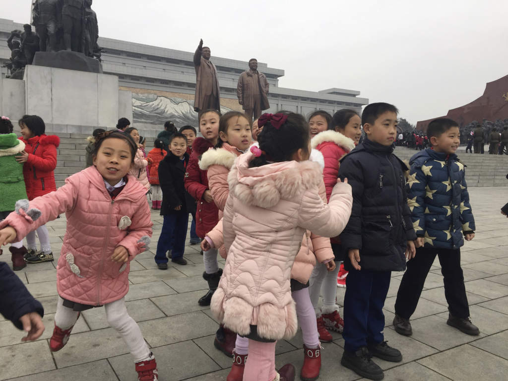 En grupp skolbarn väntar på att få betyga statyerna av de avlidna ledarna Kim Jong-Il och Kim Il-Sung sin vördnad i Pyongyang, den 16 februari 2017. Foto: Eric Talmadge/AP