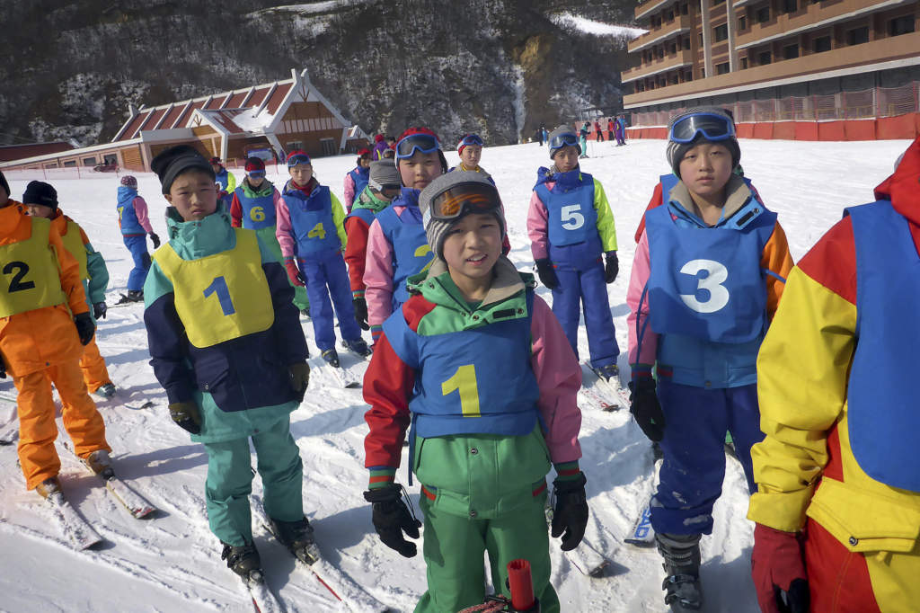 Nordkoreanska barn deltar i en skidskola vid skidanläggningen Masik Pass i Wonsan, den 20 februari 2016. Foto: Wong Maye-E/AP