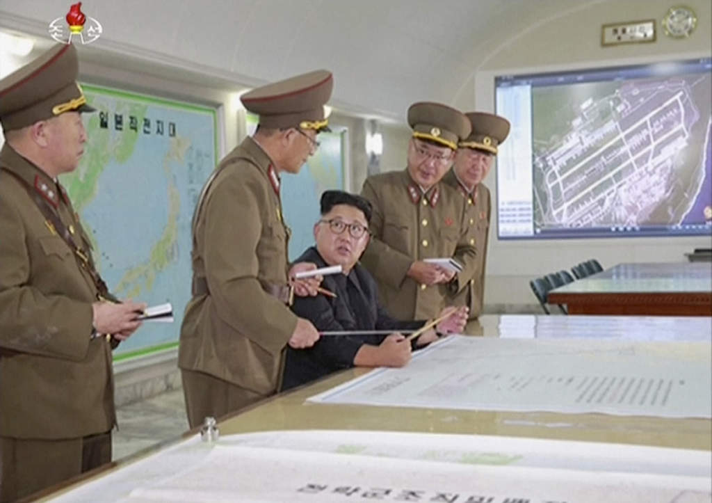 Bild från ett nyhetsinslag den 14 augusti 2017, då Kim Jong-Un enligt uppgift ska ha blivit vidare informerad om militärens planer för ett missilangrepp mot USA:s bas på Guam. Foto: KRT/AP